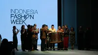 Ketua DPD RI, Irman Gusman saat pembukaan Indonesia Fashion Week 2015 di Jakarta Convention Center, Kamis (26/2/2015).