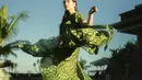 Nagita Slavina mengunggah banyak foto baru di akun instagram. Dia terlihat cantik mengenakan dress berwarna hijau.[instagram/raffinagita1717]