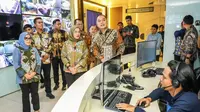 MenPAN-RB Rini Widyantini di dampingi Wali Kota Surabaya Eri Cahyadi saat mengunjungi salah satu lokasi pelayanan publik di Surabaya, pada Kamis (3/7/2025).
