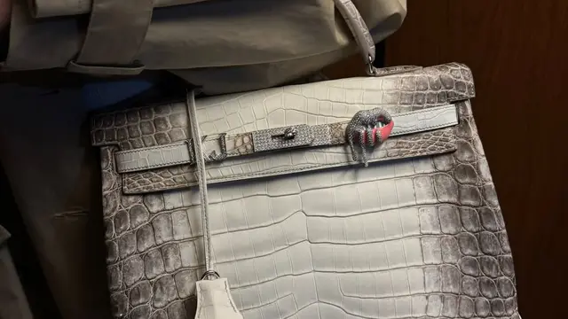 Di Tengah Rumor Putus, Kylie Jenner Hadiahi Diri Sendiri Charm Berlian Mewah untuk Tas Hermès Himalaya Birkin saat Valentine