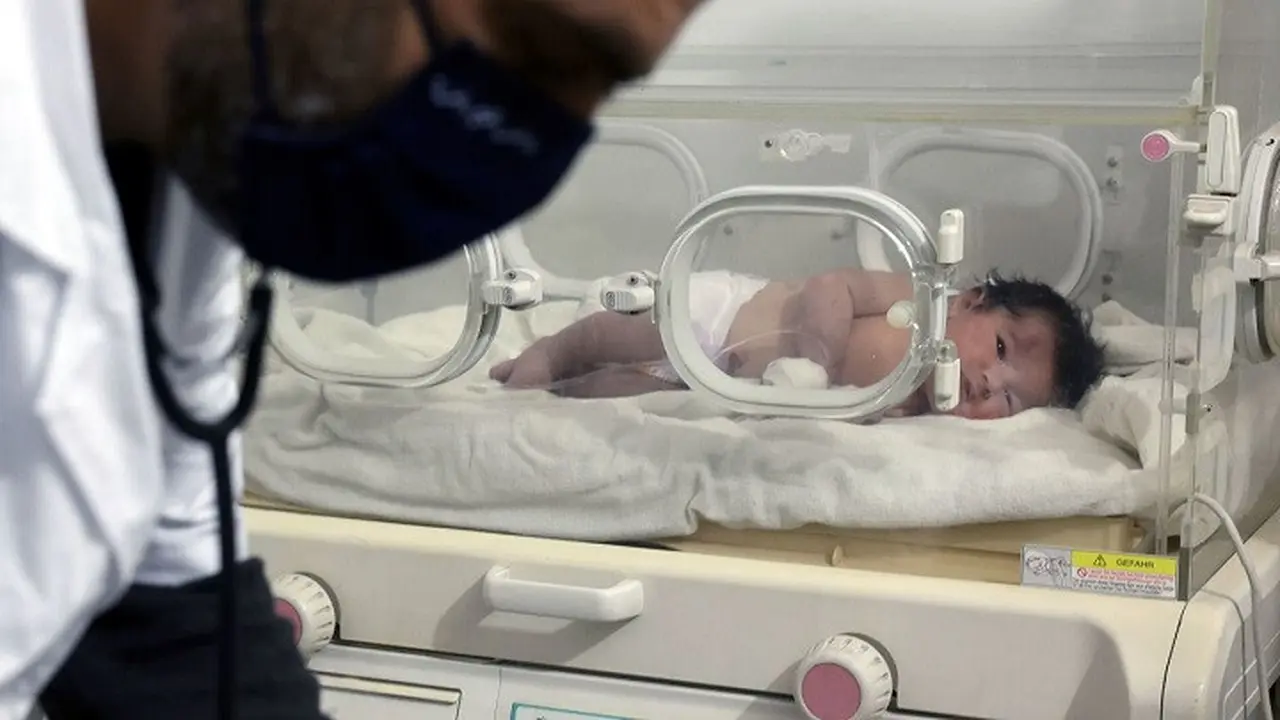 Bayi perempuan yang baru lahir selamat dari gempa Turki.