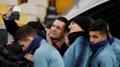 Seorang penggemar berselfie dengan pemain belakang Chelsea,  David Luiz selama sesi pelatihan di NSC Olympiyskiy, Kiev, Ukraina (13/3). Chelsea akan bertanding melawan Dynamo Kiev pada leg kedua babak 16 besar Liga Europa. (Reuters/Valentyn Ogirenko)