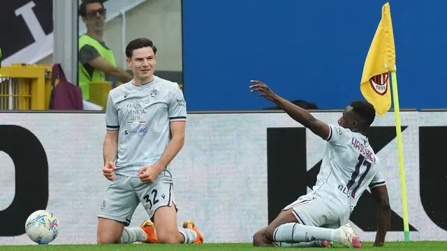 Pemain Udinese Jurgen Ekkelenkamp (kiri) dan Hassane Kamara