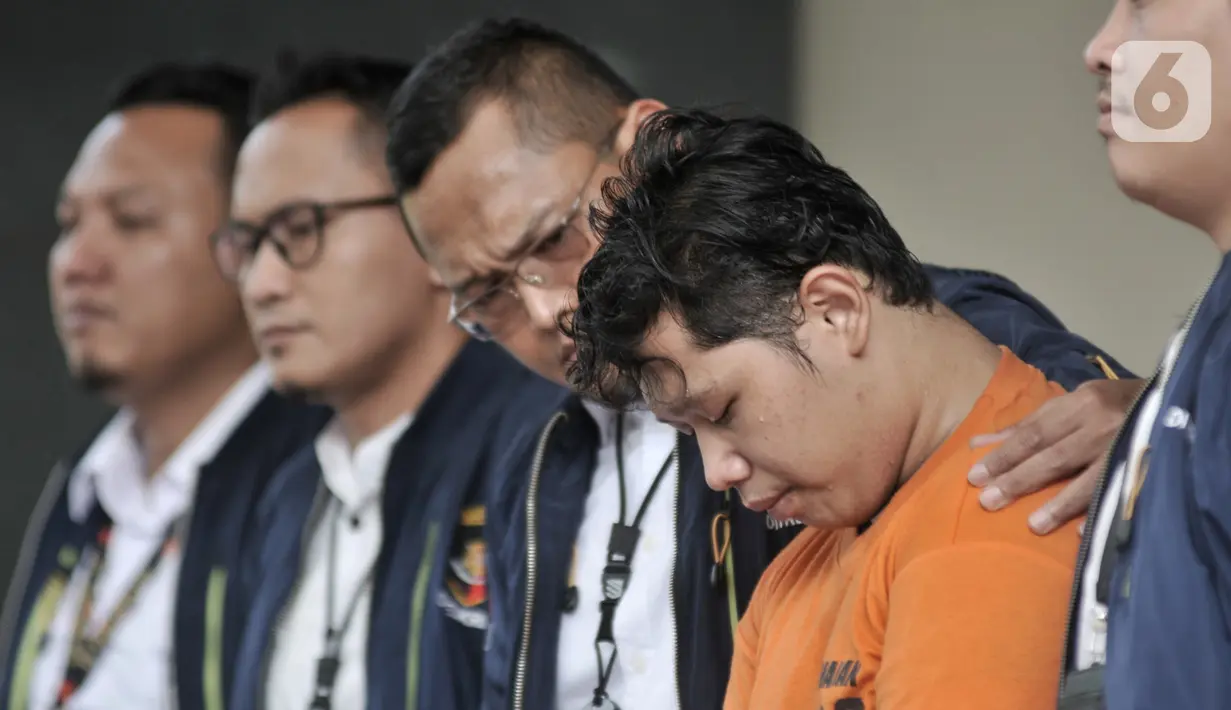 Denny Hendrianto dihadirkan dalam rilis kasus pelecehan seksual bermodus begal payudara di Mapolda Metro Jaya, Jakarta, Senin (20/1/2020). Aksi cabul Denny yang sempat viral di media sosial itu diakui telah dilakukan selama lima kali dengan korban mayoritas ibu-ibu. (merdeka.com/Iqbal S. Nugroho)