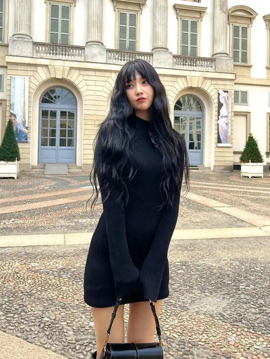 Joy berpose dengan rambut panjang yang bergelombang dan mengenakan fit dress berwarna hitam. Penyanyi asal Korea Selatan ini terlihat menawan meski dengan sedikit aksesoris. (Instagram/@_imyour_joy)