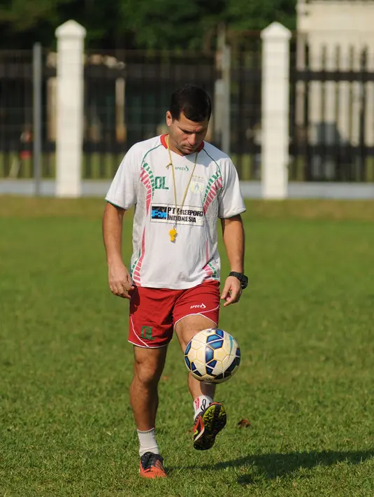Di sela-sela latihan, pelatih Persipura, Oswaldo Lessa mengisi waktu dengan memainkan bola di Lapangan C Senayan, Jakarta, (5/5/2015). Latihan tersebut persiapan jelang AFC 2015 di Bengaluru, India, 12 Mei mendatang. (Liputan6.com/Helmi Fithriansyah)