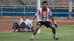 Ada hal menarik pada latihan Persija di SUGBK, Jakarta, Kamis (9/6/2016), yaitu saat striker legendaris mereka, Bambang Pamungkas, bukan berlatih sebagai striker tetapi malah menjadi penjaga gawang. (Bola.com/Vitalis Yogi Trisna)