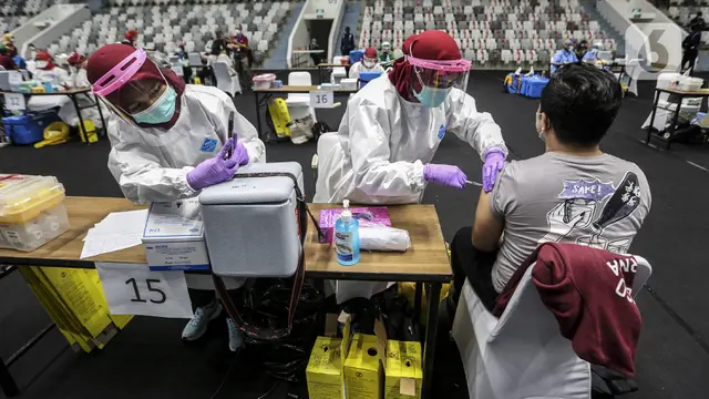 FOTO: Ribuan Tenaga Kesehatan Jalani Vaksinasi Dosis Pertama Secara Massal