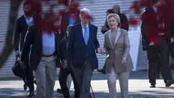 Calon Presiden AS dari Partai Demokrat, Hillary Clinton (kanan) dan suaminya Bill Clinton menuju tempat pemungutan suara saat pemilihan presiden AS di Chappaqua, New York, AS, Selasa (8/11). (AFP PHOTO / Brendan Smialowski)