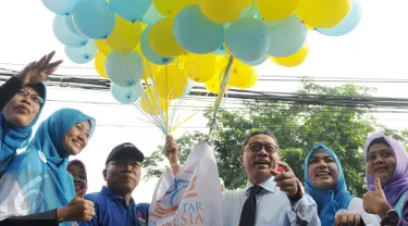 Ketua MPR RI, Zulkifli Hasan saat melepas balon Gerakan Mengajar 1000 Guru di Car Free Day, Jakarta, Minggu (27/11). Acara tersebut mengkampanyekan pentingnya pendidikan di usia dini. (Liputan6.com/Helmi Afandi)