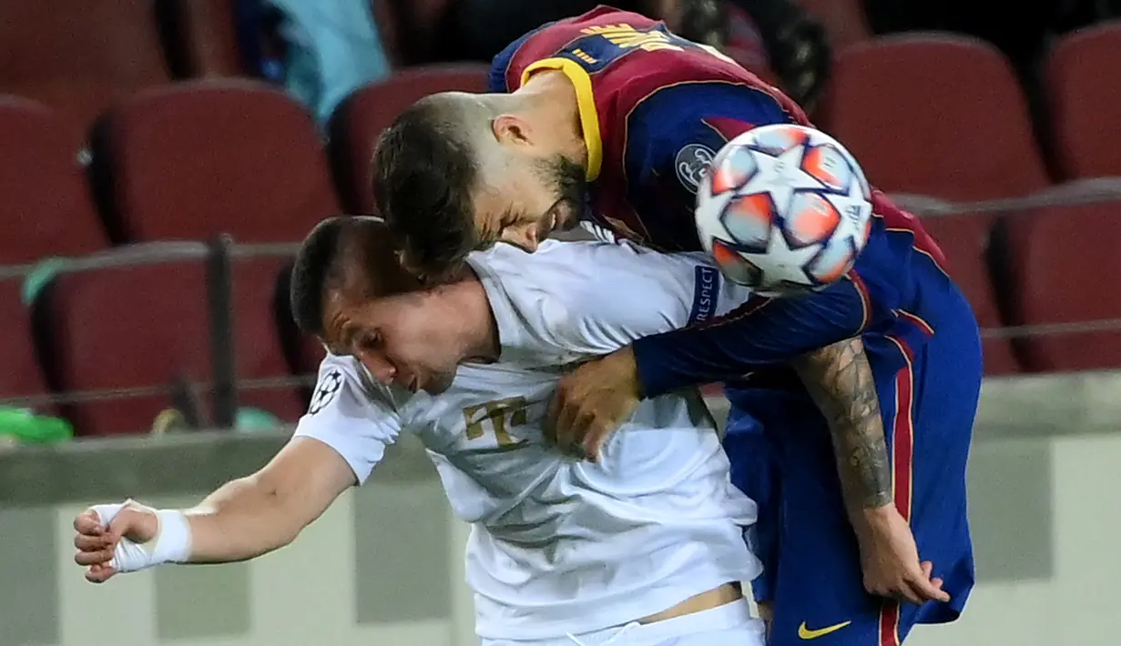 Bek Barcelona, Gerard Pique (kanan) berebut bola dengan gelandang Ferencvaros, Oleksandr Zubkov pada laga pertama Grup G Liga Champions 2020-2021 di Camp Nou, Rabu (21/10/2020) dini hari WIB. Main dengan 10 pemain, Barcelona mampu mencukur Ferencvaros 5-1. (LLUIS GENE / AFP)