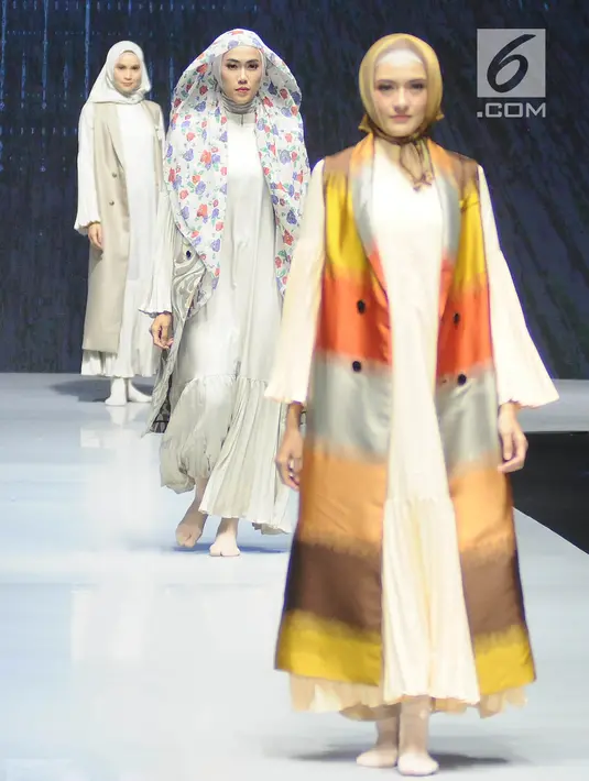 Model mengenakan busana rancangan Yoon Sun Choi saat Muslim Fashion Festival (MUFFEST) 2019 di JCC, Jakarta, Jumat (3/5/2019). IFI (INTERNATIONAL) X KOREA K-STREET BY GLINGREEM menampilkan rancangan Yoon Sun Choi Sebanyak 37 koleksi busana hijab. (Liputan6.com/Herman Zakharia)