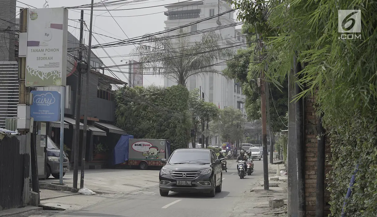 Sejumlah kendaraan melintasi ruas jalan kawasan Kemang, Jakarta, Minggu (12/5/2019). Rencana pembangunan fisik penataan ruang jalan atau pedestrian kawasan Kemang akan dimulai pada akhir Mei 2019 dengan tujuan menjadikan kawasan tersebut sebagai objek wisata. (Liputan6.com/Immanuel Antonius)