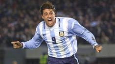 Hernan Crespo dipanggil oleh Timnas Argentina ketika Olimpiade Atlanta 1996. Dirinya berhasil mengantarkan Tim Tanggo menyabet medali perak dan keluar sebagai top skor dengan torehan enam gol. (Foto: AFP/Miguel Mendez)