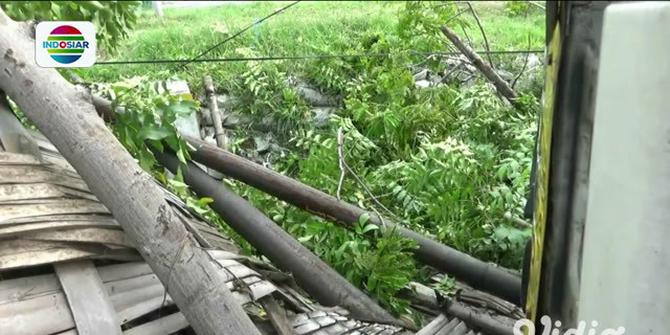VIDEO: Truk Bermuatan Minyak Goreng Kemasan Terguling di Jalur Pantura Tuban
