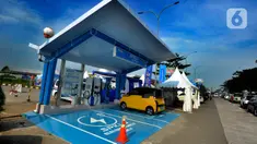 Pemudik mengisi daya mobil listrik di Stasiun Pengisian Kendaraan Listrik Umum (SPKLU) PT PLN (Persero) di Rest Area KM 228 Tol Cikopo-Palimanan (Cipali), Brebes, jawa Tengah, Selasa  (18/4/2023). (merdeka.com/Arie Basuki)