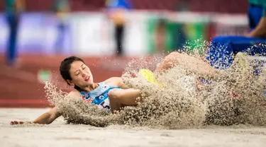 Atlet Korea Selatan, Kim Minji saat tampil pada babak final Lompat Jauh Putri Asian Games 2018 di Stadion Utama Gelora Bung Karno, Jakarta, Senin (27/8). Sebanyak 11 atlet turun di final nomor lompat jauh putri. (ANTARA FOTO/INASGOC/M Agung Rajasa)