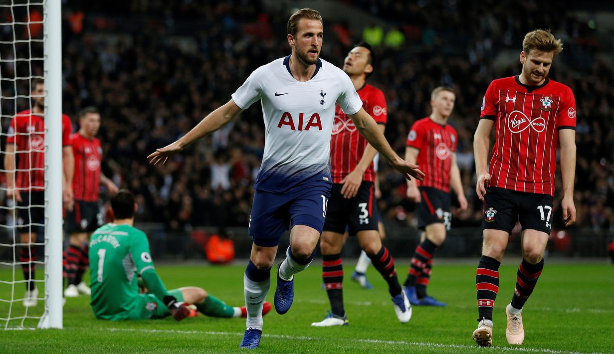 Striker Tottenham, Harry Kane, merayakan gol yang dicetaknya ke gawang Southampton pada laga Premier League di Stadion Wembley, London, Rabu (5/12). Tottenham menang 3-1 atas Southampton. (AFP/Ian Kington)