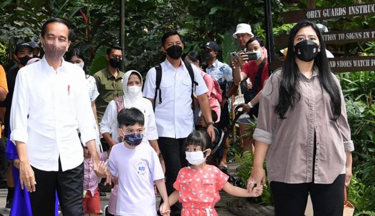 <p>Presiden Joko Widodo beserta keluarga menghabiskan libur Lebaran di Provinsi Bali. Presiden beserta Ibu Iriana Joko Widodo mengajak anak beserta cucu melakukan wisata satwa di Bali Safari &amp; Marine Park, Kabupaten Gianyar, pada Kamis, 5 Mei 2022. (Foto: Lukas - Biro Pers Sekretariat Presiden)</p>