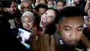 Terdakwa kasus pemerasan dan Tindak Pidana Pencucian Uang (TPPU), Nikita Mirzani usai mengikuti sidang pembacaan putusan di Pengadilan Negeri Jakarta Selatan, Selasa (28/10/2025). (Kapanlagi.com/Budy Santoso)
