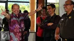 Mantan Ketua Komisi VII DPR RI Sutan Bhatoegana menebar senyum usai mengikuti sidang lanjutan di Pengadilan Tipikor, Jakarta, Senin (27/7/2015). Jaksa KPK meminta majelis hakim menjatuhkan penjara selama 11 tahun kepada Sutan. (Liputan6.com/Yoppy Renato)