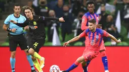 Pemain Chelsea Jorginho (kanan) mengontrol bola di depan pemain Krasnodar Kristoffer Olsson pada pertandingan Grup E Liga Champions di Krasnodar, Rusia, Rabu (28/10/2020). Chelsea membungkam Krasnodar dengan skor 4-0. (AP Photo)