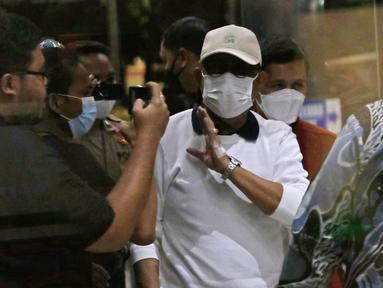 Wali Kota Ambon, Richard Louhenapessy (tengah) bersiap memasuki Gedung KPK, Jakarta, Jumat (13/5/2022). Richard Louhenapessy akan menjalani pemeriksaan dugaan suap terkait pemberian persetujuan izin prinsip pembangunan cabang usaha retail di Kota Ambon tahun 2020. (Liputan6.com/Helmi Fithriansyah)