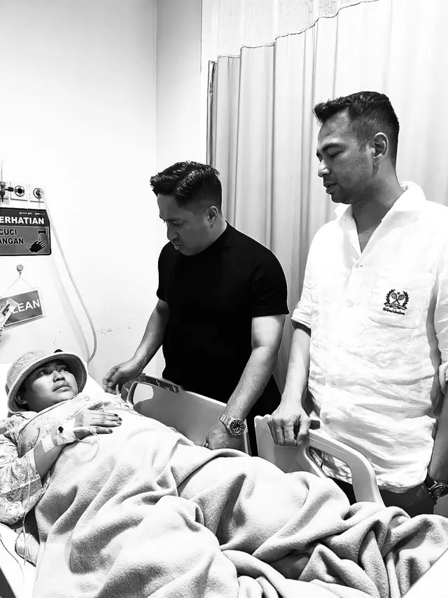 Potret Senyum Semringah Mendiang Mpok Alpa saat Dijenguk Dua Sahabatnya di Rumah Sakit, Raffi Ahmad: Kenanganmu Hidup Selamanya