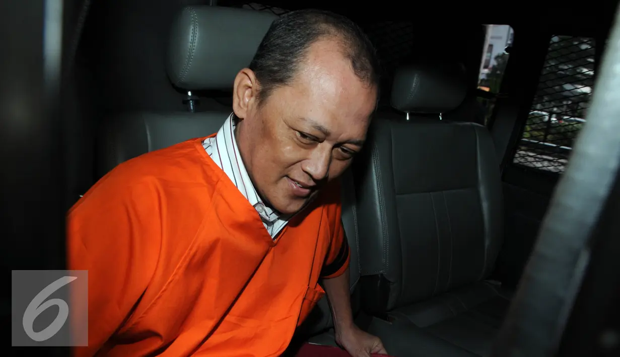 Panitera PN Bengkulu Badaruddin Amsori Bachsin memasuki mobil yang menjemputnya seusai menjalani pemeriksaan KPK di Jakarta, Jumat (17/6). (Liputan6.com/Helmi Afandi)