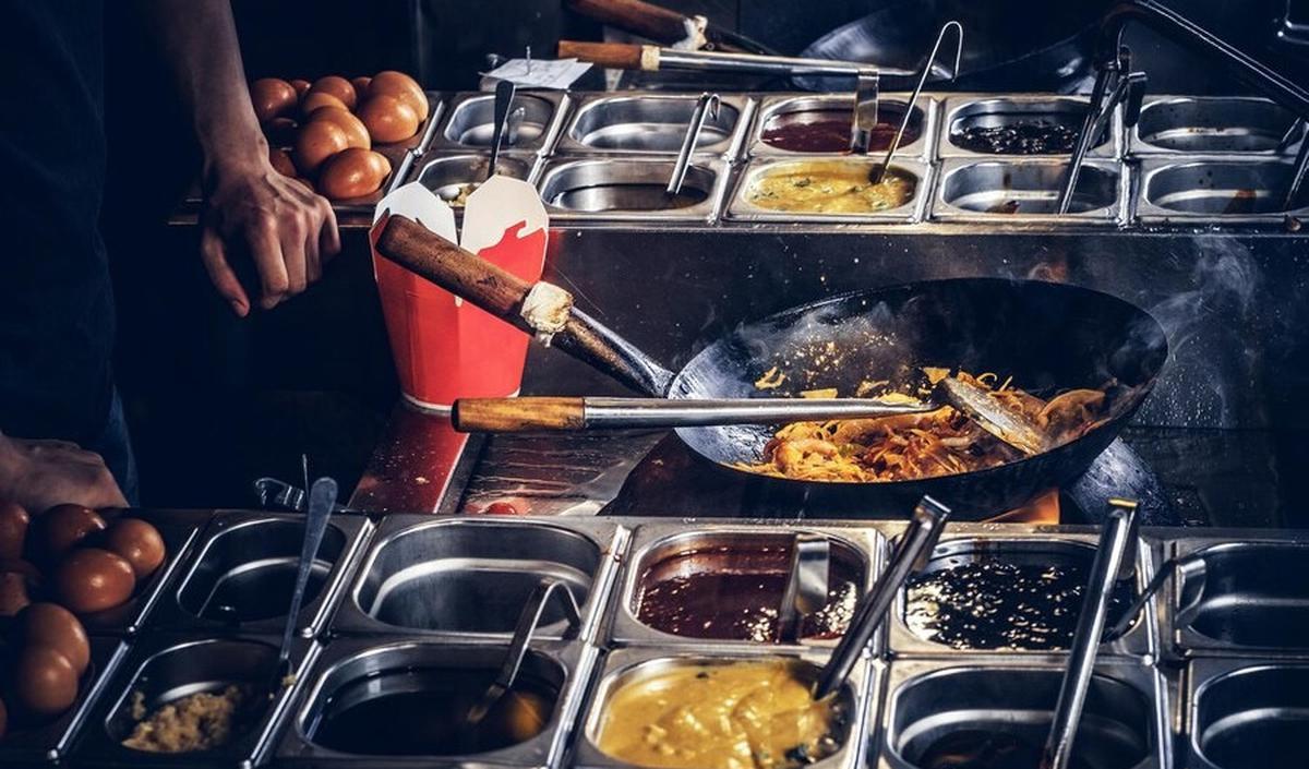 13. Makan di Restoran Lokal
