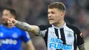 The Magpies berhasil menyamakan kedudukan. Berawal dari tendangan sudut yang dilakukan oleh Kieran Trippier langsung disambar pemain Newcastle yang kemudian mengenai pemain Everton. (AFP/Lindsey Parnaby)