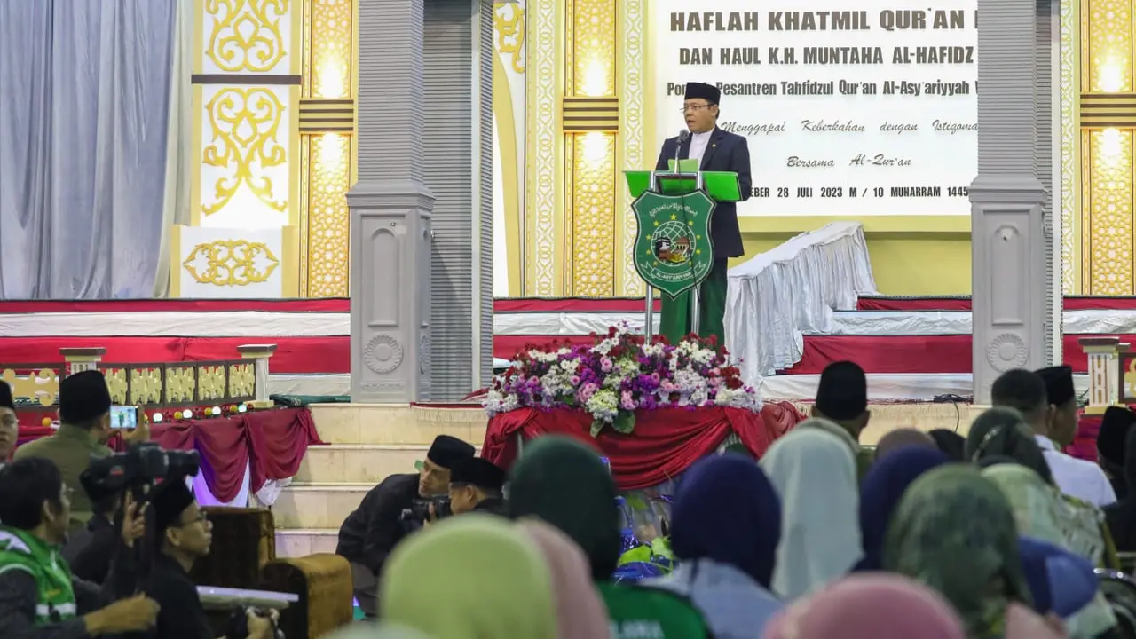 Utusan Khusus Presiden (UKP) Bidang Kerja Sama Pengentasan Kemiskinan sekaligus Plt Ketua Umum Partai Persatuan Pembangunan (PPP), Muhamad Mardiono menghadiri acara Haflah Khatmil Qur’an ke-46 di Pondok Pesantren (Ponpes) Al-Asy’ariyyah Kalibeber, Mojoten