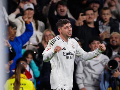 Gelandang Real Madrid asal Uruguay, Federico Valverde melakukan selebrasi setelah mencetak gol pertama di laga pekan ke-32 Liga Spanyol 2024/2025 melawan Athletic Club Bilbao di Stadion Santiago Bernabeu, Madrid, pada 20 April 2025 atau Senin (21/4/2025) dini hari WIB. (OSCAR DEL POZO/AFP)