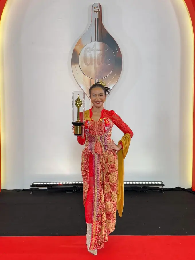 Artis pakai kostum merah di FFI 2023