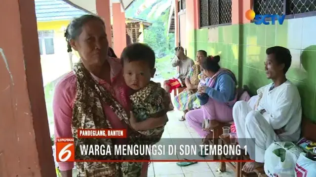Korban selamat bencana tsunami di Banten harus berupaya mempertahankan hidup. Cuaca buruk di kawasan Anyer memaksa warga mengungsi ke tempat seadanya.
