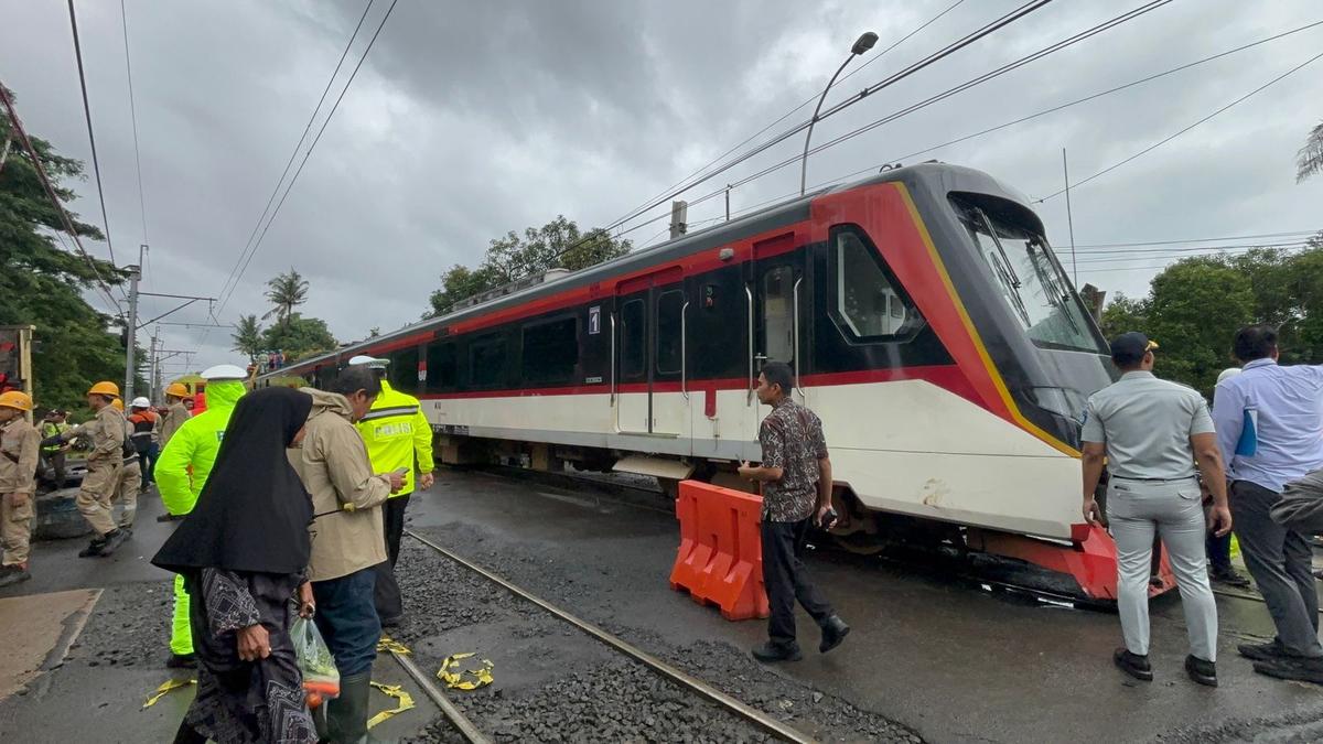 Commuter Line Basoetta Anjlok Usai Tertemper Truk di Perlintasan Rawa Buaya-Batuceper