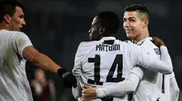 Para pemain Juventus merayakan gol yang dicetak Cristiano Ronaldo ke gawang Torino pada laga Serie A di Stadion Olympic, Turin, Sabtu (15/12). Torino kalah o-1 dari Juventus. (AFP/Marco Bertorello)