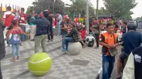 Fans Madura United tengah menunggu untuk masuk ke dalam Stadion Gelora Bangkalan demi menyaksikan leg kedua final Championship Series BRI Liga 1 2023/2024, Jumat (31/5/2024). (Bola.com/Aditya Wany)