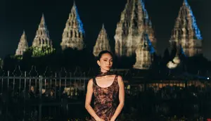 Penampilan Debut Niki Zefanya di Prambanan Jazz Festival 2026, Magis dengan Gaun Abstract Print