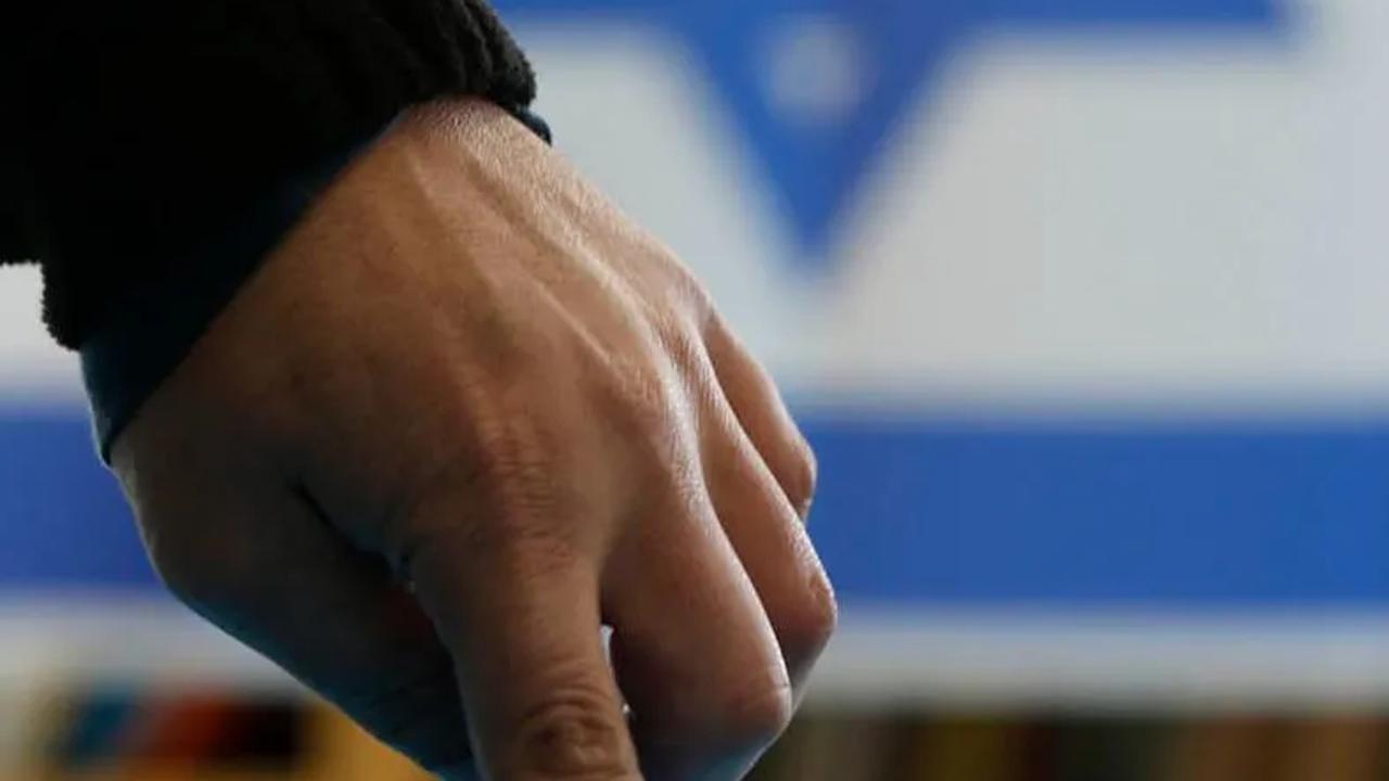 Israel juga akan segera memberi izin masuk bagi beberapa pekerja Palestina dari Tepi Barat yang akan menduduki sektor konstruksi dan pertanian.