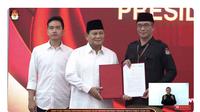 Komisi Pemilihan Umum Republik Indonesia (KPU RI) menyerahkan keputusan hasil rapat pleno penetapan Prabowo Subianto-Gibran Rakabuming Raka sebagai Presiden dan Wakil Presiden Terpilih 2024 kepada Prabowo-Gibran. (Tangkapan Layar YouTube KPU)