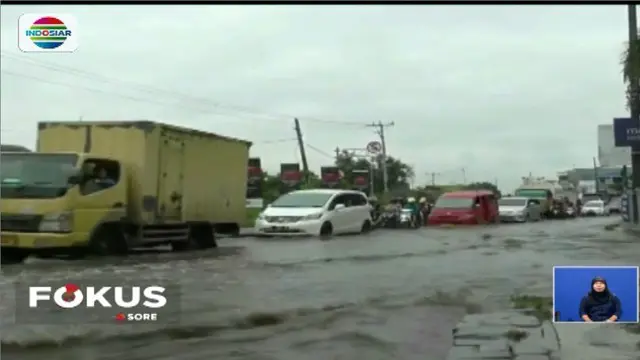 Kemacetan terjadi mulai dari lampu lalu lintas Tiga Raksa hingga Pasar Cikupa. Banjir juga merendam kawasan pertokoan di sekitar Cikupa.