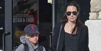 Setelah menggugat cerai Brad Pitt, Angelina Jolie memang paling banyak memiliki waktu bersama keenam buah hatinya ketimbang Pitt. Banyak hal yang dilakukan Jolie bersama anak-anaknya itu. (doc. Daily Mail)