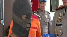Korban menggunakan cangkul, sementara pelaku menggunakan sebiah arit. Senjata itulah yang membuat korban mengalami luka serius di bagian kepala.