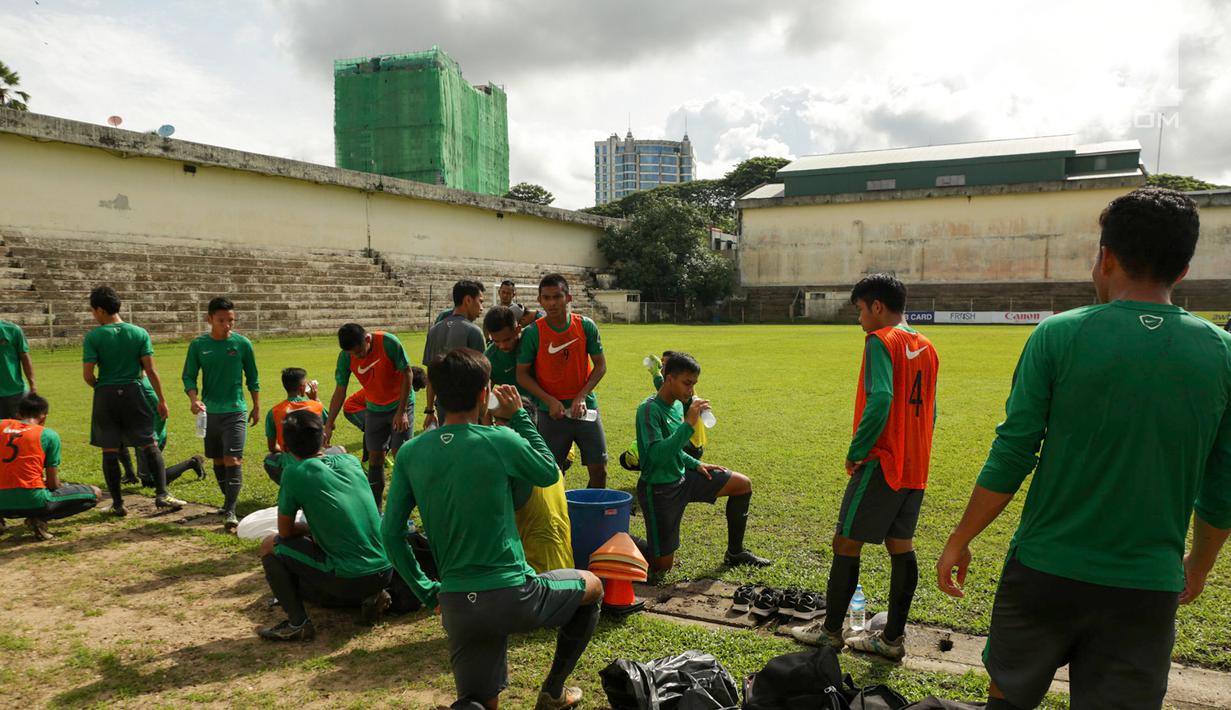 Timnas Indonesia U-19 beristirahat saat latihan di Stadion Padonmar, Yangon, Jumat (9/9). Dalam sesi latihan, skuad Garuda Nusantara digenjot untuk transisi pemain dan melepas tembakan jarak jauh. (Liputan6.com/Yoppy Renato)