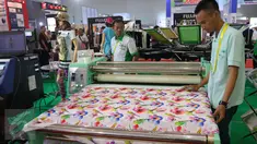 Petugas memperlihatkan hasil print satu produk saat Pameran Mesin Cetak dan Print All Pack Indonesia, All Process di Jakarta International Expo, Kemayoran, Jakarta, Rabu (5/10). (Liputan6.com/Angga Yuniar)