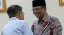 Wapres Jusuf Kalla bersalaman dengan Sekjen ICIS, Hasyim Muzadi di Kantor Wakil Presiden, Jakarta, Senin (26/10/2015). Pertemuan membahas rencana Konvensi Islam Internasional di Malang dengan fokus perdamaian di Indonesia. (Liputan6.com/Faizal Fanani)