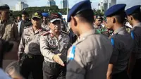 Kapolri Jenderal Tito Karnavian meninjau kesiapan pasukan saat Apel Gelar Pasukan Operasi Lilin Jaya 2017 di Lapangan Silang Monas, Jakarta, Kamis (22/12). Apel ini dalam rangka pengamanan perayaan Natal dan Tahun Baru 2017. (Liputan6.com/Faizal Fanani)