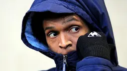 Manchester City's forward J&ocirc; sits on the substitutes bench before the English Premier league match against Bolton Wanderers at Reebok Stadium in Bolton, on November 2, 2008. AFP PHOTO/ANDREW YATES