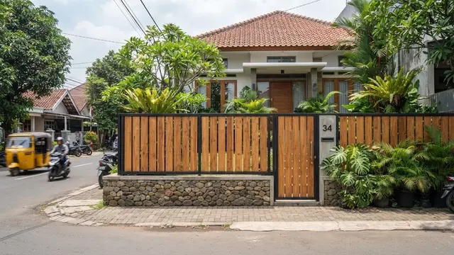 Model pagar kombinasi kayu dan batu untuk fasad natural sehingga hunian jadi tampil segar kekinian desain berjarak dengan dasar batu